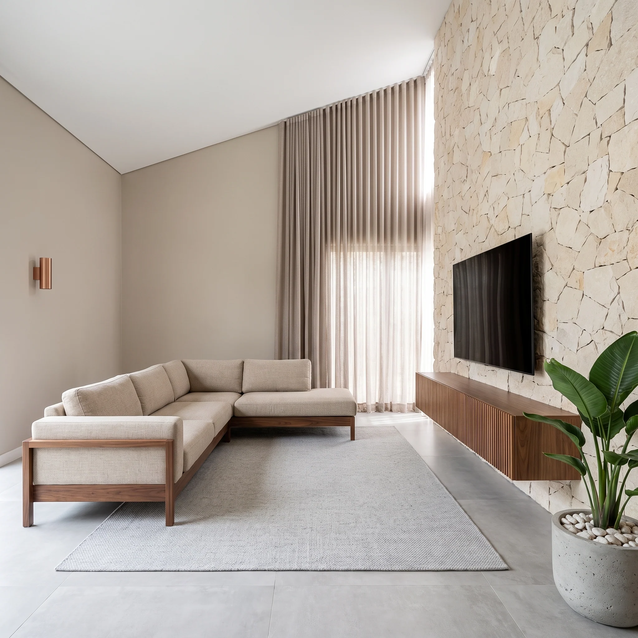 Sala de estar com sofá claro, pedra natural e cortina, acervo Veduta